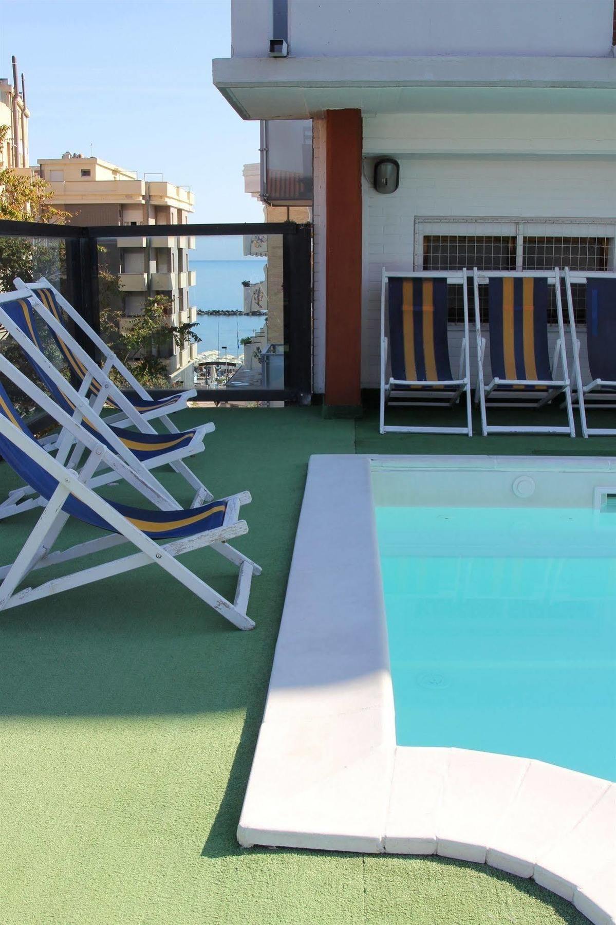 Hotel Caesar ペザロ エクステリア 写真